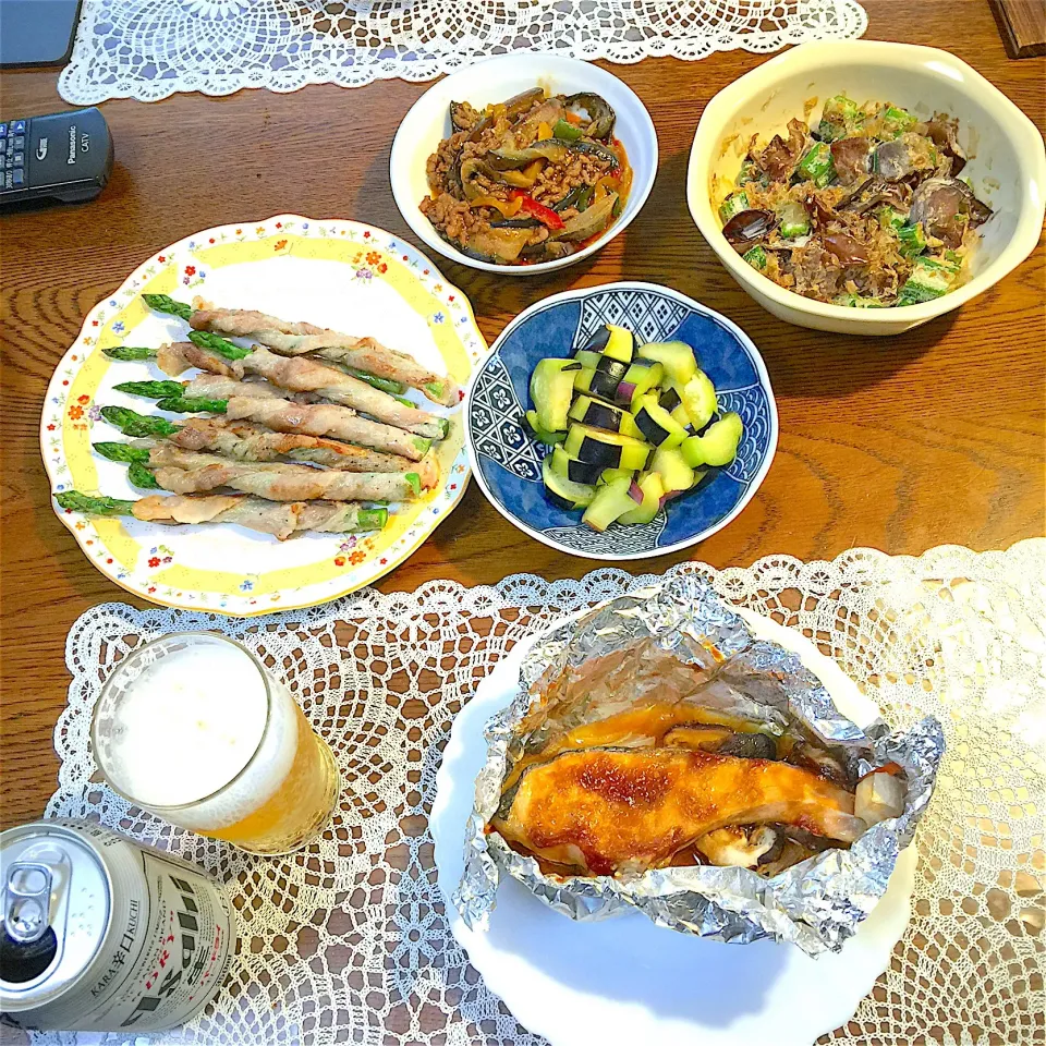 鮭のチャンチャン焼き、アスパラ肉巻き、
生キクラゲとオクラのマヨポン和え、
麻婆茄子、ビール|yakinasuさん