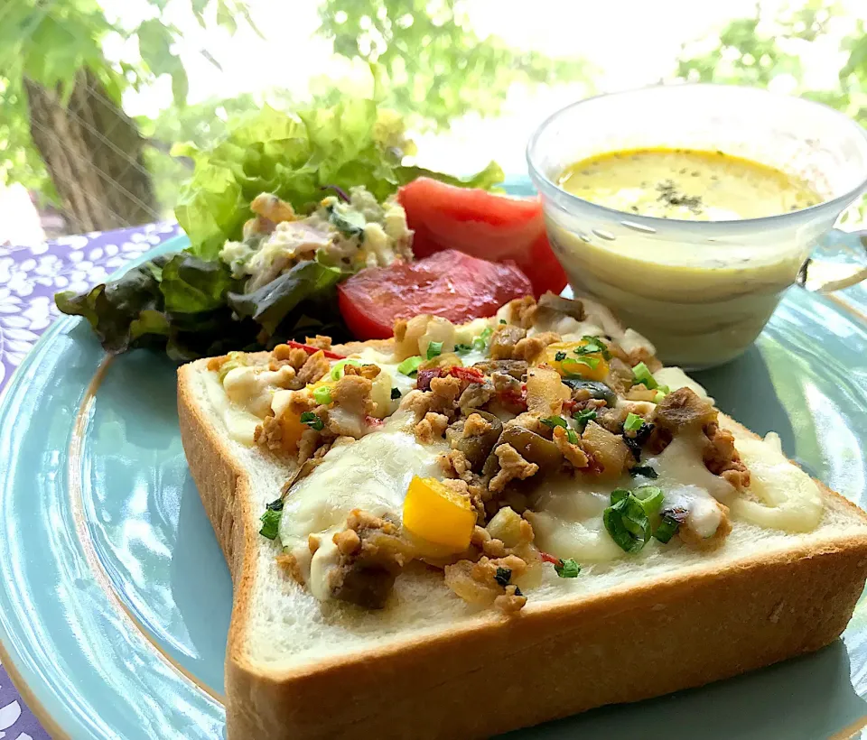 昼ごはん  昨日のガパオからの、ガパオトースト|砂雪さん