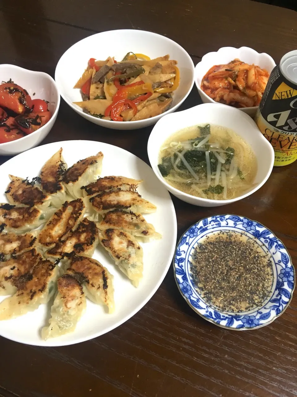 Snapdishの料理写真:餃子・青椒肉絲・もやしとワカメのスープ・塩昆布トマトもあるよ〜🍅|TOMOさん