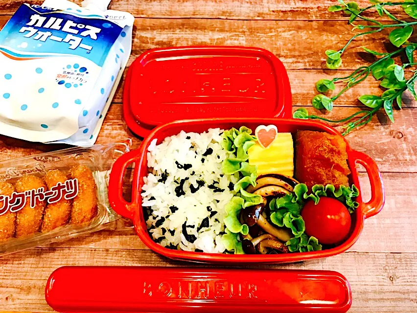 JKお弁当
#イカとしめじの中華炒め
#卵焼き
#かぼちゃ煮物
#とまと
#わかめご飯
おやつ
#ヤングドーナツ
#カルピスウォーター|いちごさん