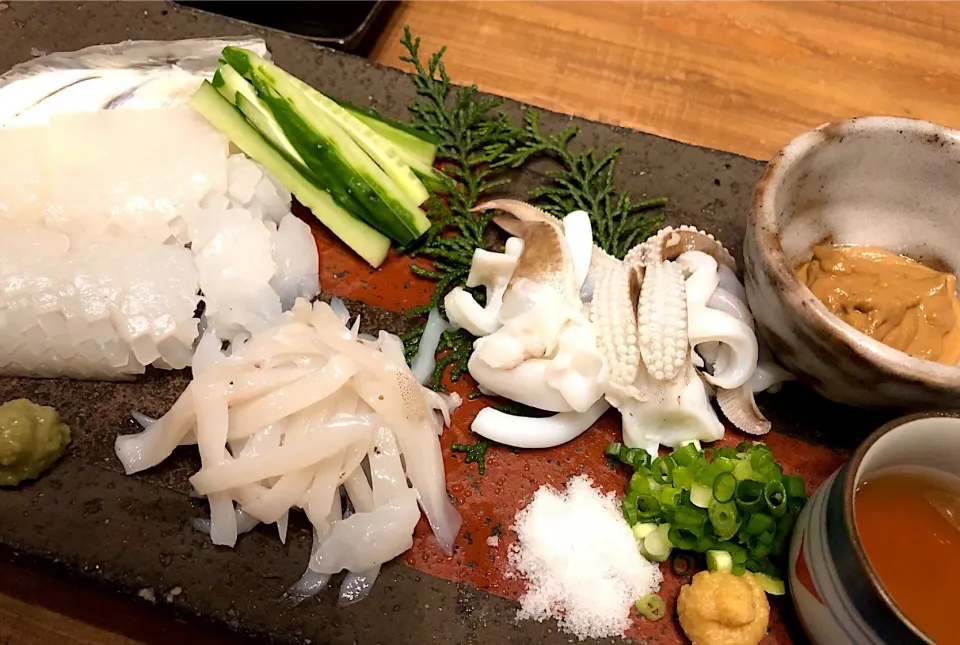 Snapdishの料理写真:モンゴイカ🦑刺身🎶  キモダレと、
生姜出汁醤油で|Mika  Funatsuさん