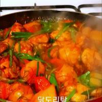 【🇰🇷닭도리탕 タクトリタン🇰🇷】

簡単♪♪韓国の肉じゃがです♪♪
んー(ο･д･ο)ーまッ！！！マシッソヨ〜♪♪