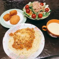 Snapdishの料理写真:ミートパスタ、新玉カイワレのサラダ、コーンスープ|aiさん