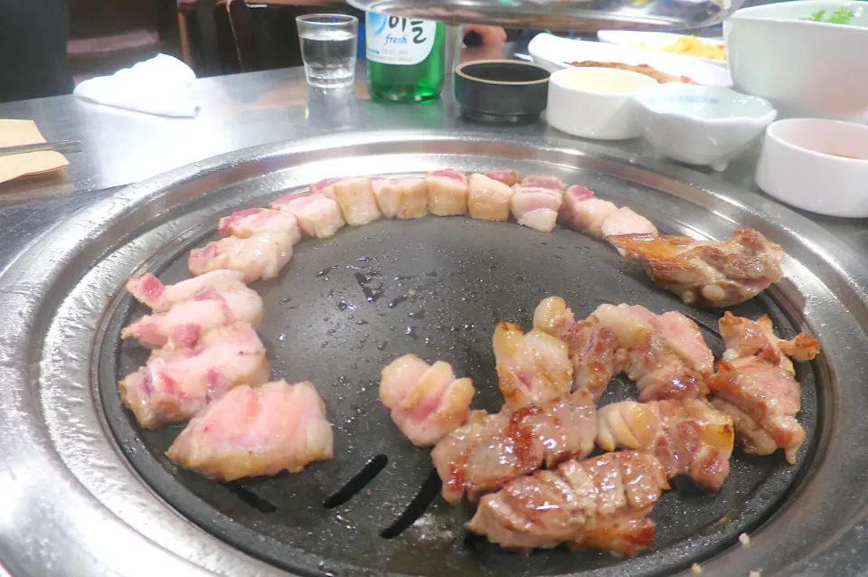 Snapdishの料理写真:ジュージュー焼けてきた！サムギョプサル@肉典食堂5号店 ソウルチョンムロ|Mickeeさん