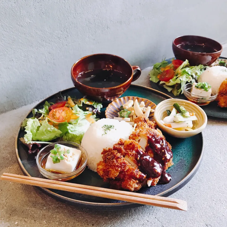 胡麻ソースのチキンカツプレート🥢|ちゃみこさん