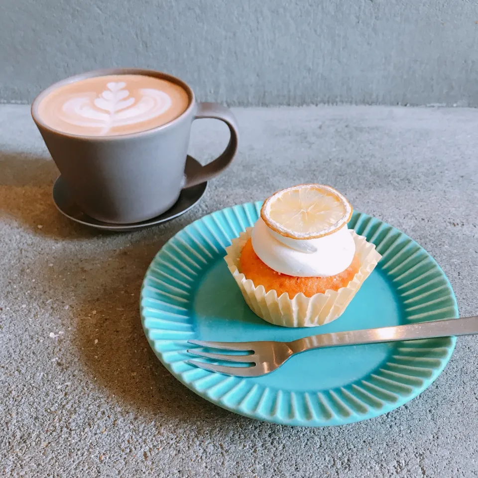 レモンカップケーキ🧁
カフェラテ☕️|ちゃみこさん