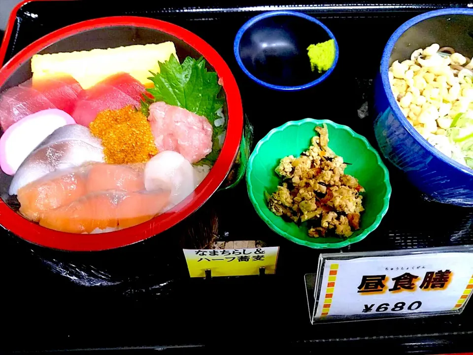 Snapdishの料理写真:生ちらし丼＆半そばセット|nyama1さん