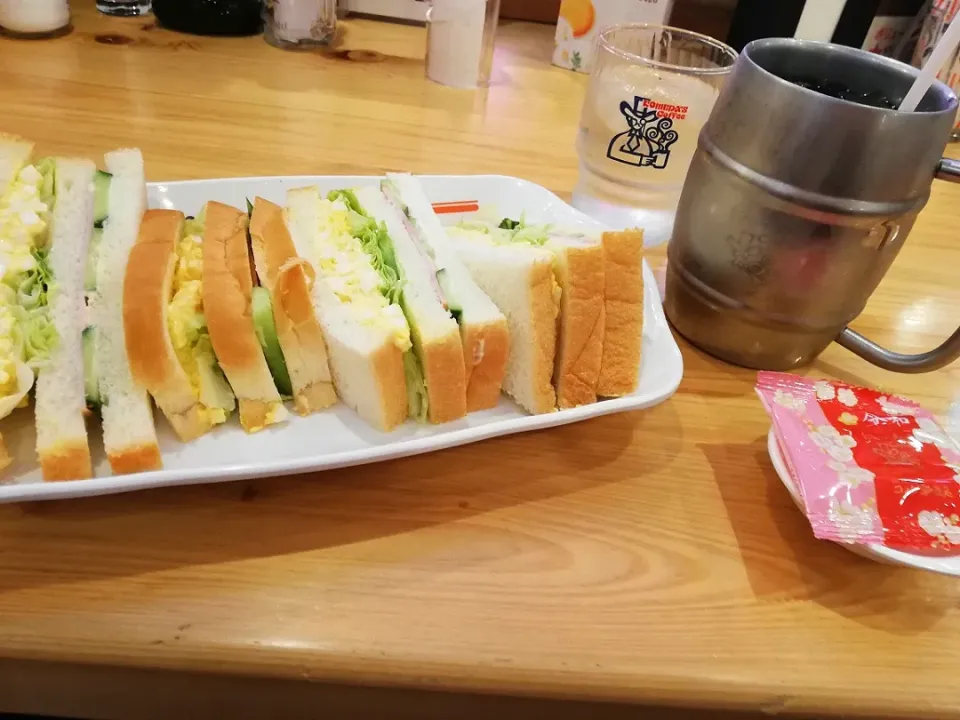 Snapdishの料理写真:令和元年6月4日
亀有コメダ珈琲店でたっぷりアイスコーヒーとミックスサンド🥪|たえさん