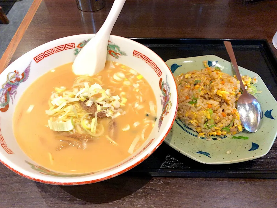 豚骨味噌ラーメン、炒飯😋|すかラインさん