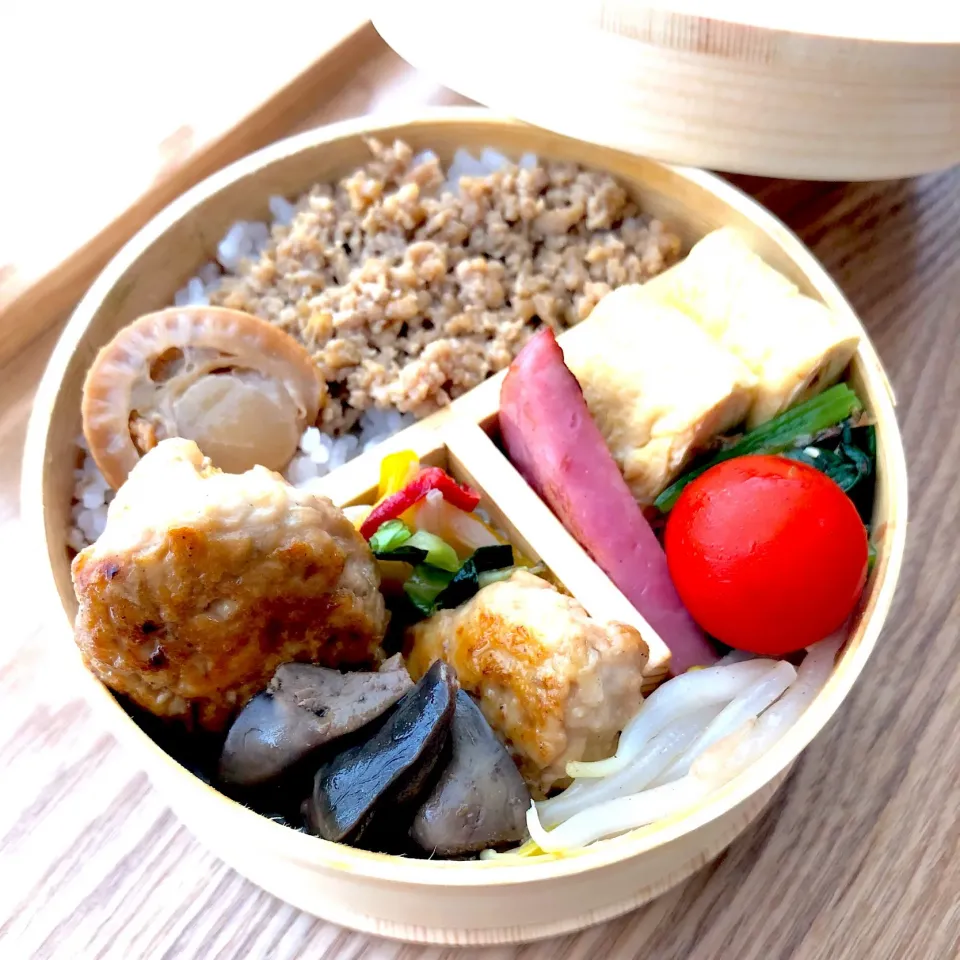 令和元年6月4日(火) お弁当
鶏のつくね・鶏のそぼろ・鶏の肝煮 鶏づくし〜|みかりんさん