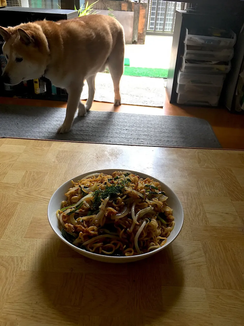 夜勤明け昔懐かしい乾焼きそば/近所の閉店したミニストップで半額だったし思わず懐かしく・・当時は魚肉ソーセージだったが|Tarou  Masayukiさん