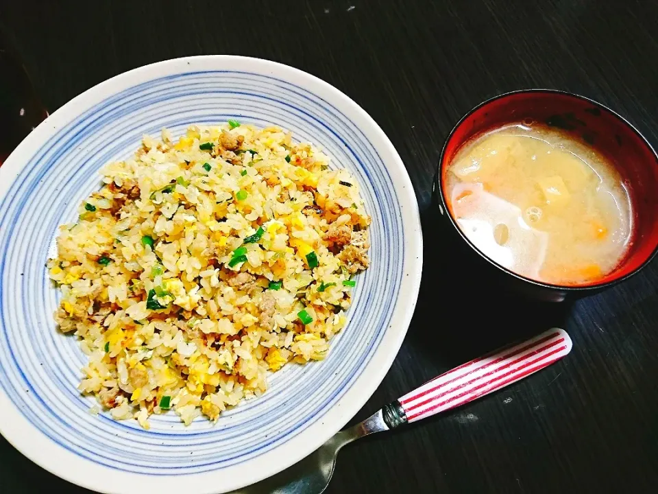 餃子の具のチャーハン、味噌汁|サトリさん