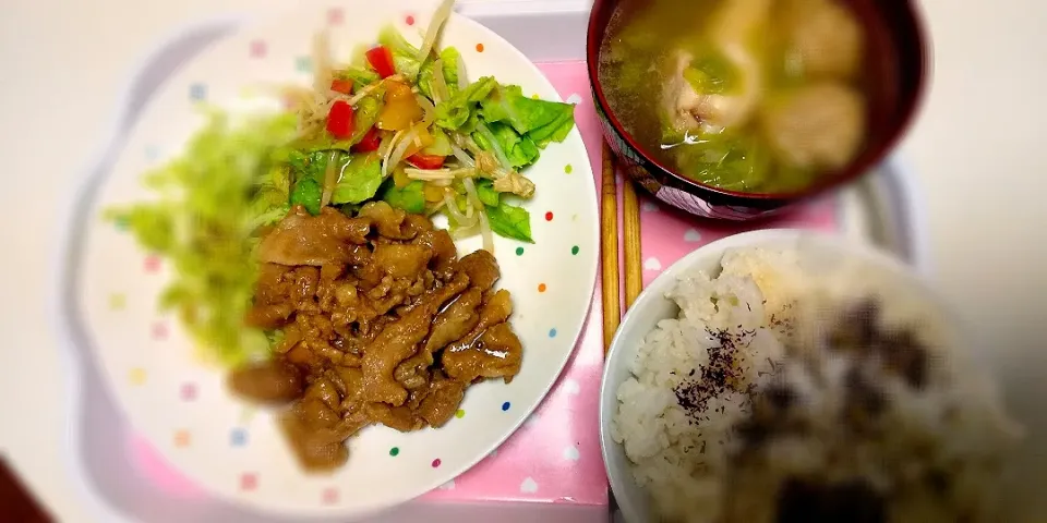 いつかの夜ご飯♪

ぼかし入れたらなんかぼやけた😅💦笑|内藤ひろみさん