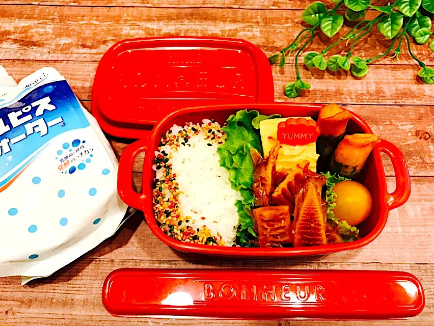 JKお弁当 #ささみチーズの大葉春巻き #筍の土佐煮 #卵焼き #とまと 保冷剤代わりに冷やして飲めて一石二鳥な #冷凍ジュース|いちごさん