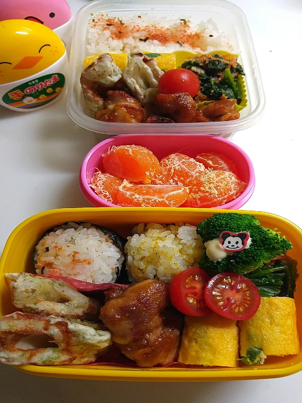 ☆遠足お弁当☆２色お握り(卵＊たらこ)＊ｼﾗｽ葱玉子焼き＊竹輪磯揚げ＊鶏唐揚げ＊ミニトマト＊ブロッコリー＊ほうれん草胡麻和え＊みかん🍊とパパ用|ｼｮｺﾗさん