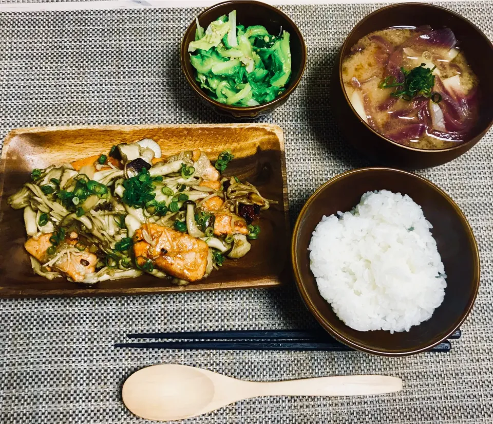 鮭とキノコのバター焼き
赤玉ねぎの味噌汁
やみつきキャベツ|みかさん