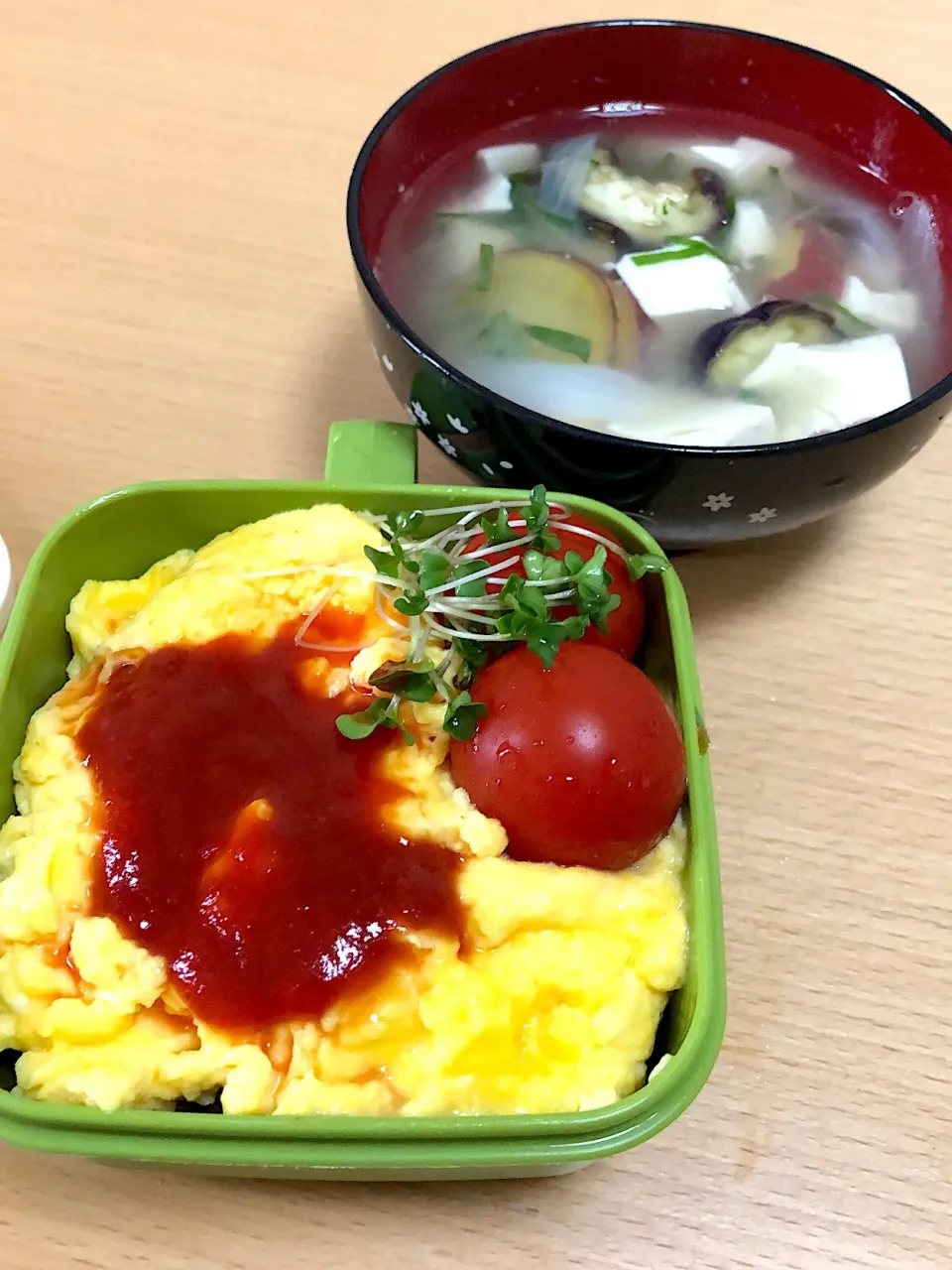 Snapdishの料理写真:オムレツとサツマイモとナスの味噌汁|あるくさん