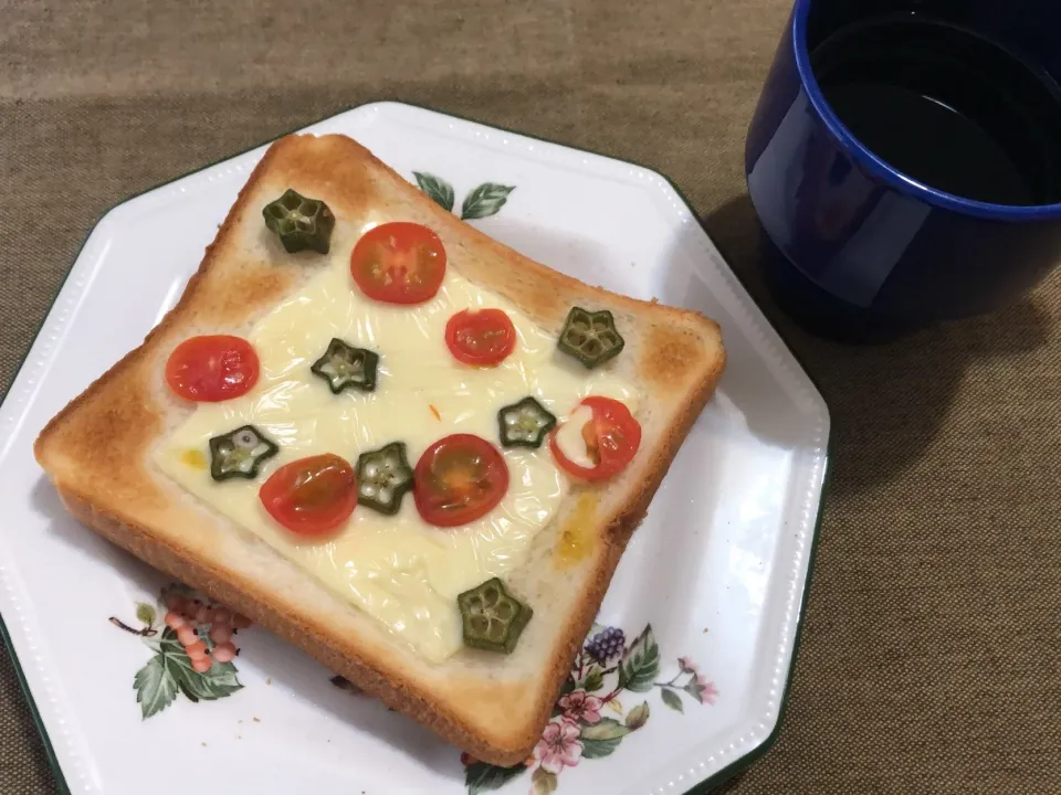 6／4朝食  #朝ごはん 
•プチトマトとオクラのせチーズトースト •コーヒー|おさんどんさん