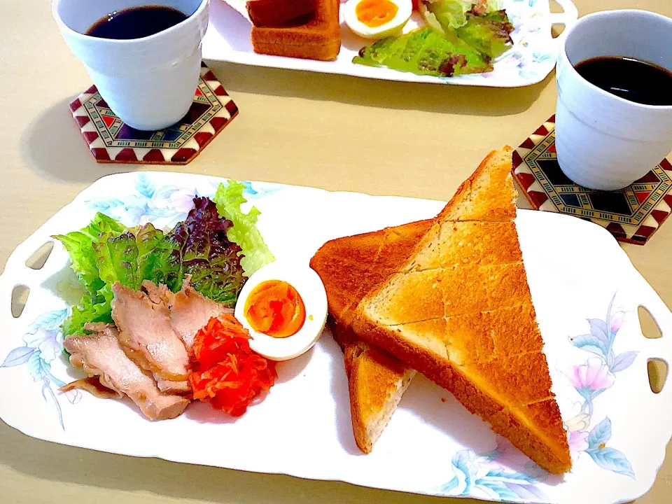 6／5朝食  #朝ごはん  #ワンプレート 
•トースト/鶏チャーシュースライス／ゆで卵/人参サラダ  •コーヒー|おさんどんさん