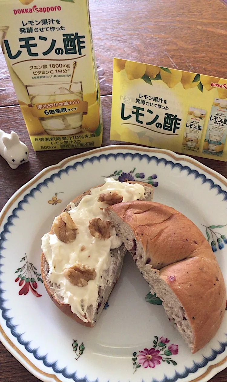 Snapdishの料理写真:ランチ #レモンの酢  #レモンの酢 とクリームチーズ #クランベリーベーグルサンド|小松菜さん