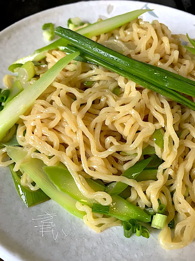 Snapdishの料理写真:緑の拌麺。-アスパラとネギ油の混ぜ麺- 2019.6.5。|FU-TEN 古原貴大さん