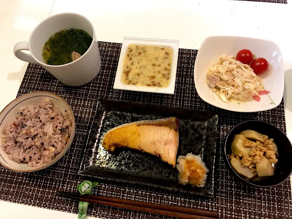 Snapdishの料理写真:#鰤の塩焼き 
 #新玉ねぎとツナのサラダ 
 #里芋のそぼろ煮 
 #納豆 
 #あさりの味噌汁|ゆぺこさん