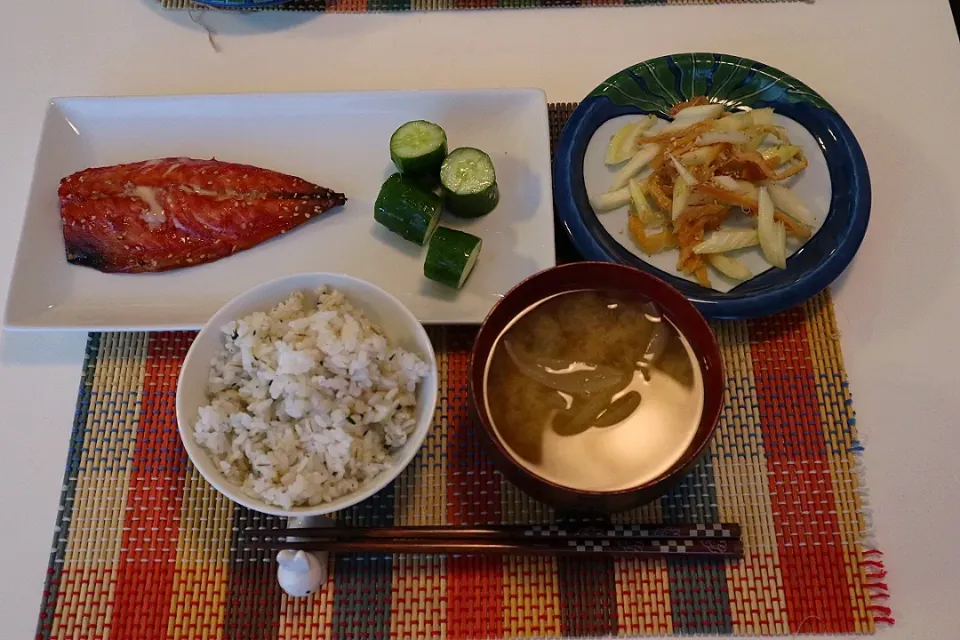 今日の夕食 さばのみりん干し、セロリとさきいかの和え物、麦ご飯、じゃがいもと玉ねぎの味噌汁|pinknari🐰🌈さん