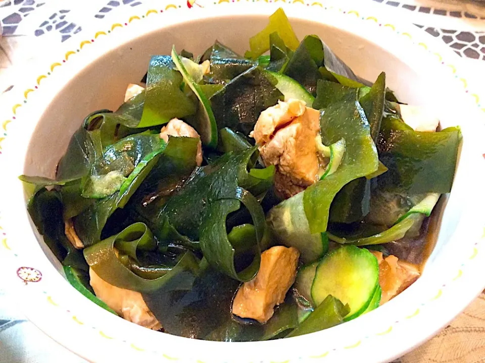 Snapdishの料理写真:ワカメときゅうり🥒と鳥の胸肉の酢の物😋|アライさんさん