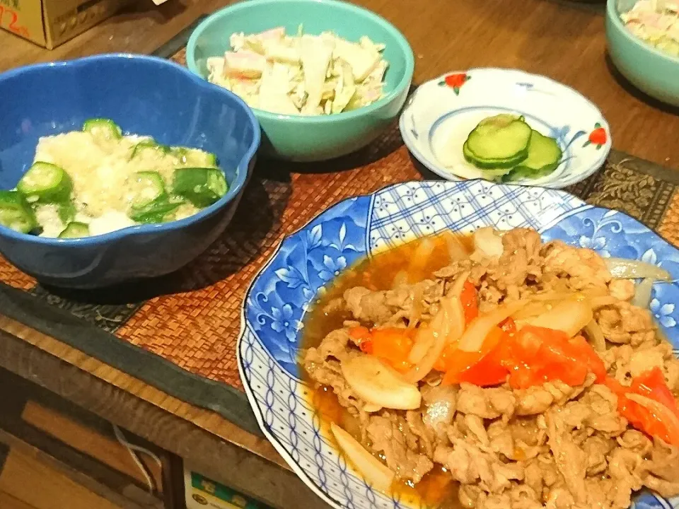 Snapdishの料理写真:牛肉とトマトの炒め&蒲鉾とキャベツのマヨ合え&オクラと長芋&きゅうりと大根の漬物|まぐろさん