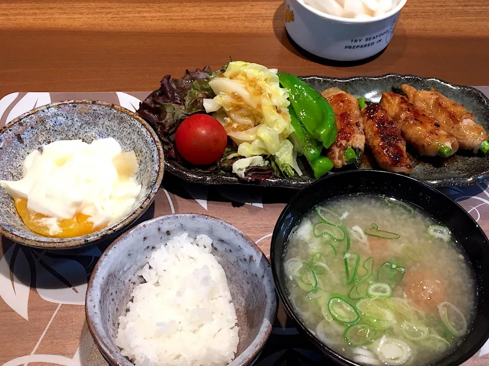 晩御飯
アスパラの豚肉巻き、炒めピーマン、茹でキャベツとさにーれたすのサラダ、プチトマト、白米、肉団子とだいこんとネギの味噌汁、フルーツ入りヨーグルト|かよちゃんさん