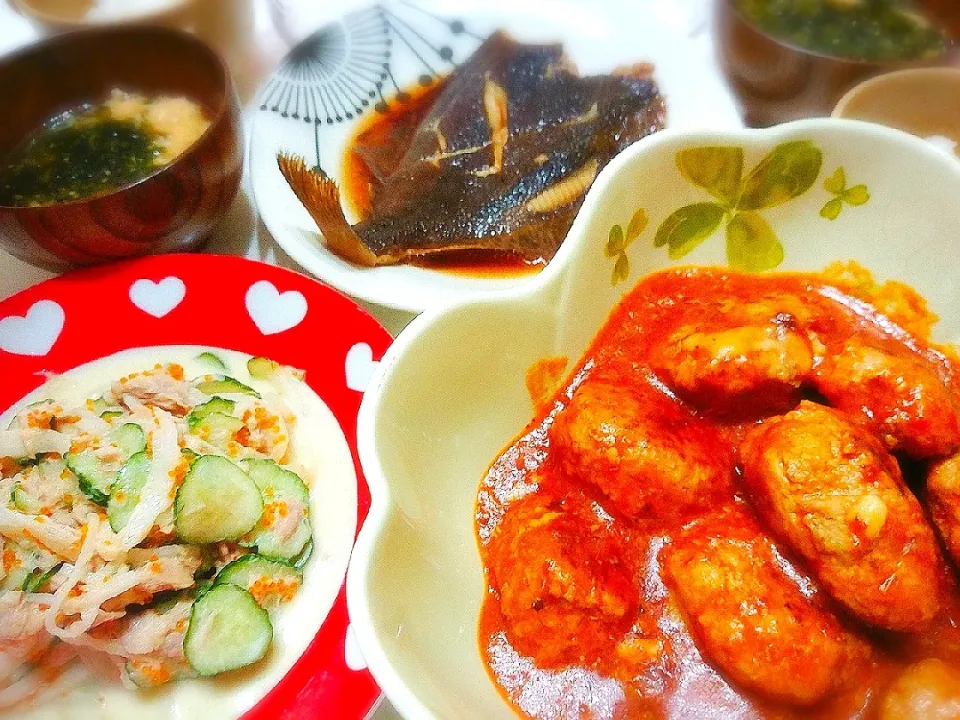 夕食(^ー^)
煮込みハンバーグ
煮魚(真カレイ)
サラダ(大根、きゅうり、ツナ、とびっこ)
お味噌汁(卵、豆腐、海苔)|プリン☆さん