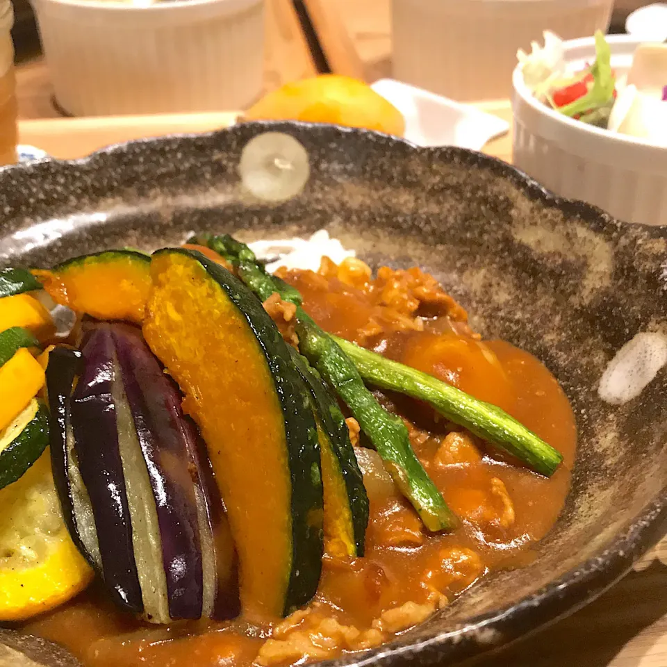 今日はカレーライス🍛
素揚げ野菜もいっぱいのせて|mokoさん