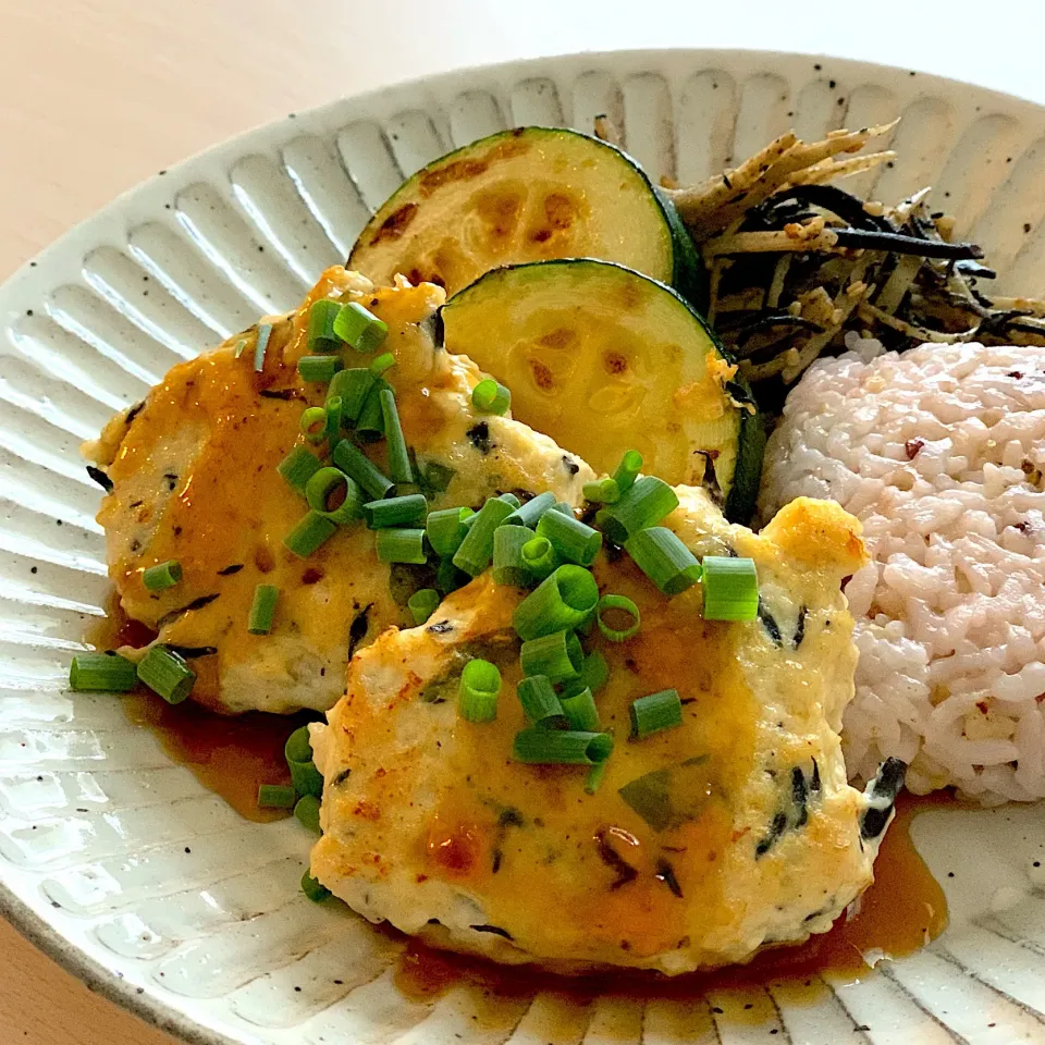 ひじきと豆腐のつくねハンバーグ😋|サクラさん