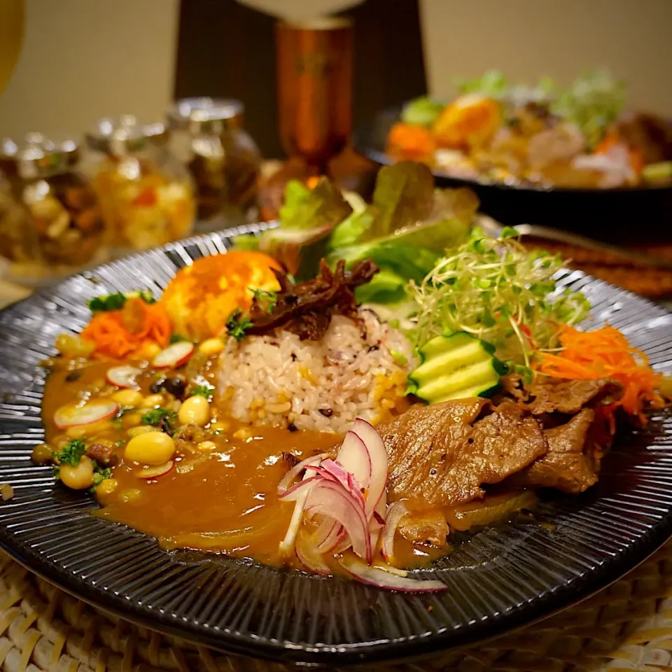 トッピング増し増しの💕ごちゃ盛りスパイシーカレー🍛 ひと皿で完結😙❣️|paaruさん