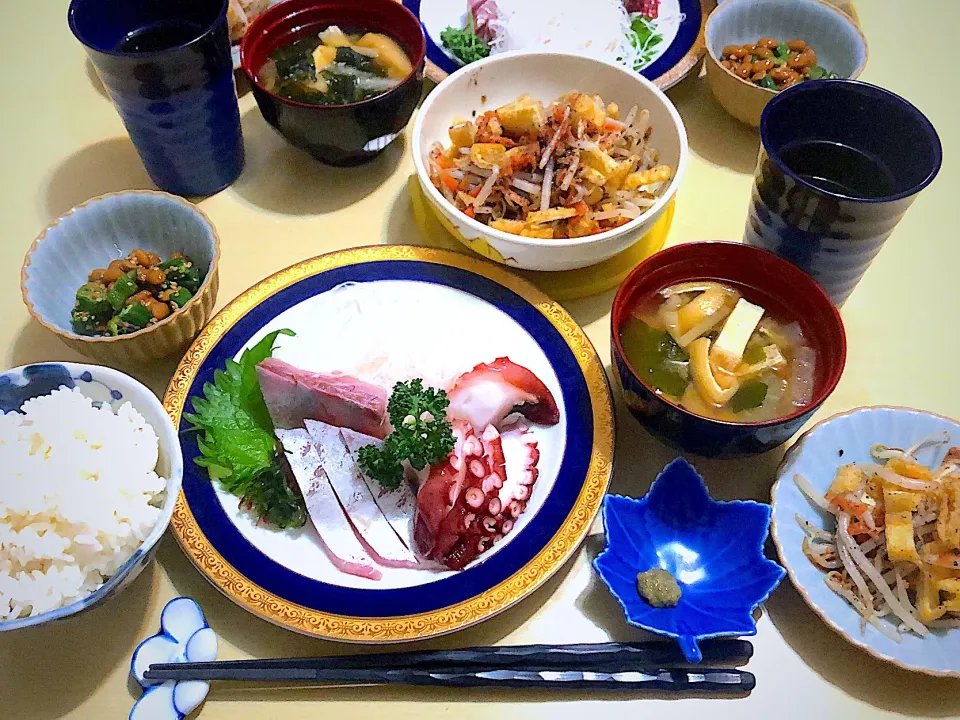 Snapdishの料理写真:6／5夕食  #晩ごはん 
•ヒラマサと蛸のお造り •カリカリ揚げともやし人参の胡麻和え •オクラ納豆 •大根ワカメ油揚げの味噌汁 •白ご飯|おさんどんさん