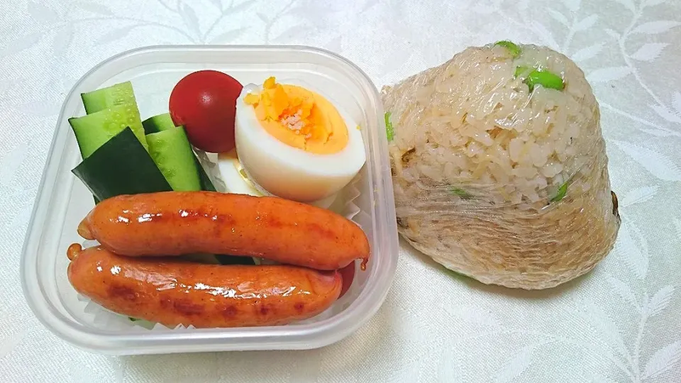 6/5の夜勤弁当
新生姜と枝豆の炊き込みご飯でおにぎり|卯月さん