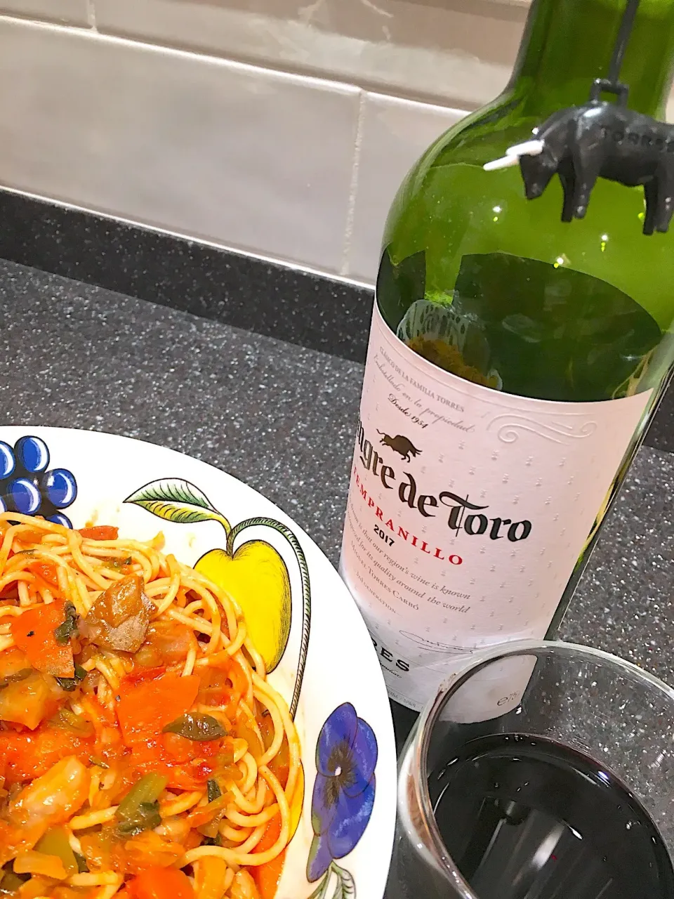 最終は、色々入ってるトマト🍅パスタ🍝因みにこのワインは、ずっと飲み続けている美味しいワインです❣️2017年もホント美味しい🌟|Flowerさん