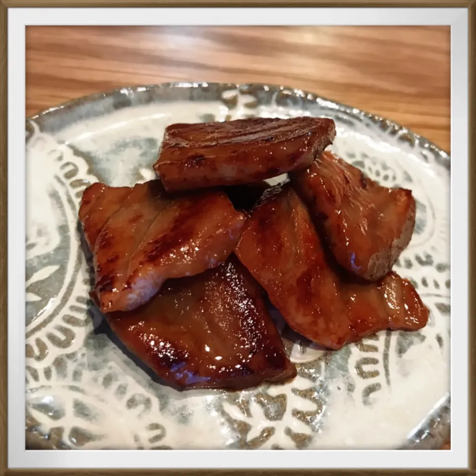 お刺身が残ったので漬け焼きに。Grilled Tuna marinated with soy source and sugar|toyamadaさん