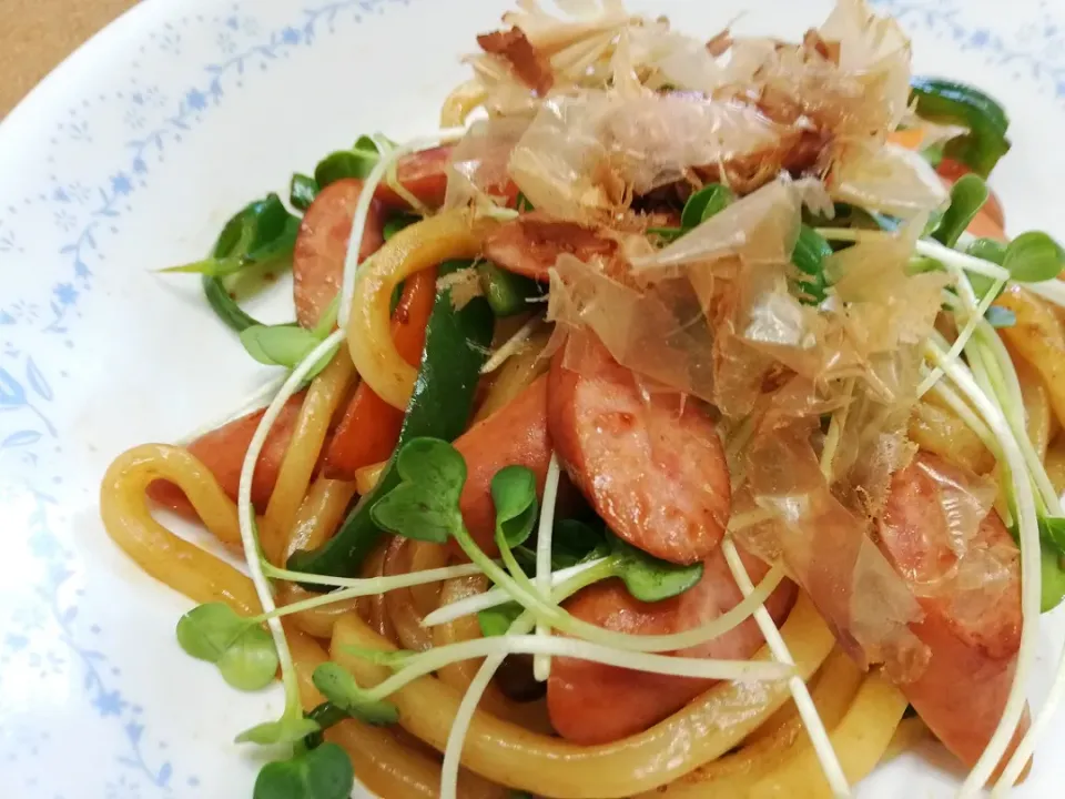 令和元年6月6日
ウインナーを使って味噌炒めうどんで早めのランチ😋|たえさん