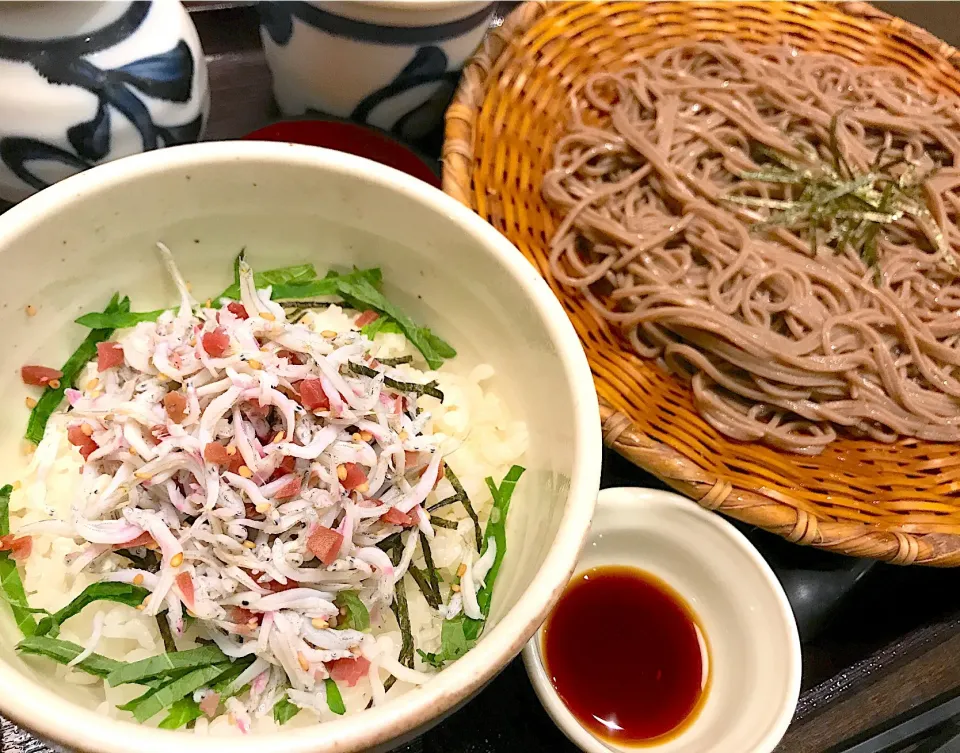 最近恒例のざるそば＆梅しらす丼（ごま油抜き）どす。急に暑くなってきたけど、これならスッキリ食べられますわ🤗|にゃあ（芸名）さん