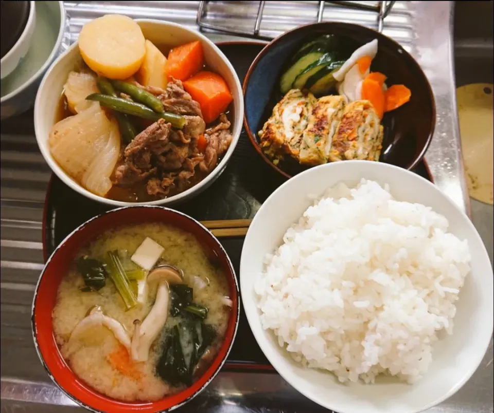 ある日の晩ごはん　肉じゃが　卵焼き　浅漬け　野菜の味噌汁|なおさん