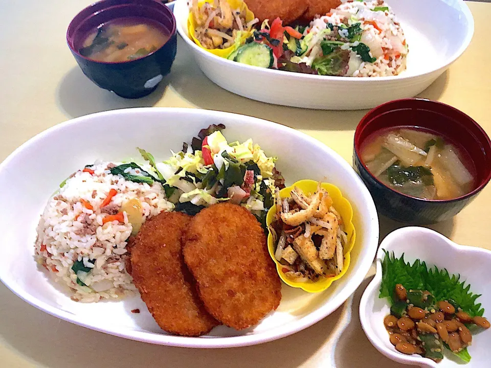 6／6昼食   #昼ごはん 
•チャーハン/コロッケ/サラダ/油揚ともやしの胡麻和え    •オクラ納豆  •大根と油揚げの味噌汁     ‥残り物とお惣菜コロッケで💦|おさんどんさん