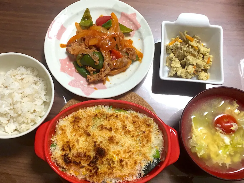 Snapdishの料理写真:かぼちゃとほうれん草、卵のグラタン キャベツとトマト卵のスープ いりどうふ 豚肉とピーマンのケチャップ炒め|おさむん17さん