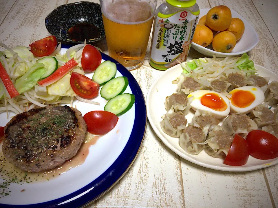 Snapdishの料理写真:リバウンドな今日の男飯絆(*･ω･)
＊ビーフハンバーグwith蒸し野菜
＊焼売&味玉
＊頂き物の枇杷|ひーちゃんさん