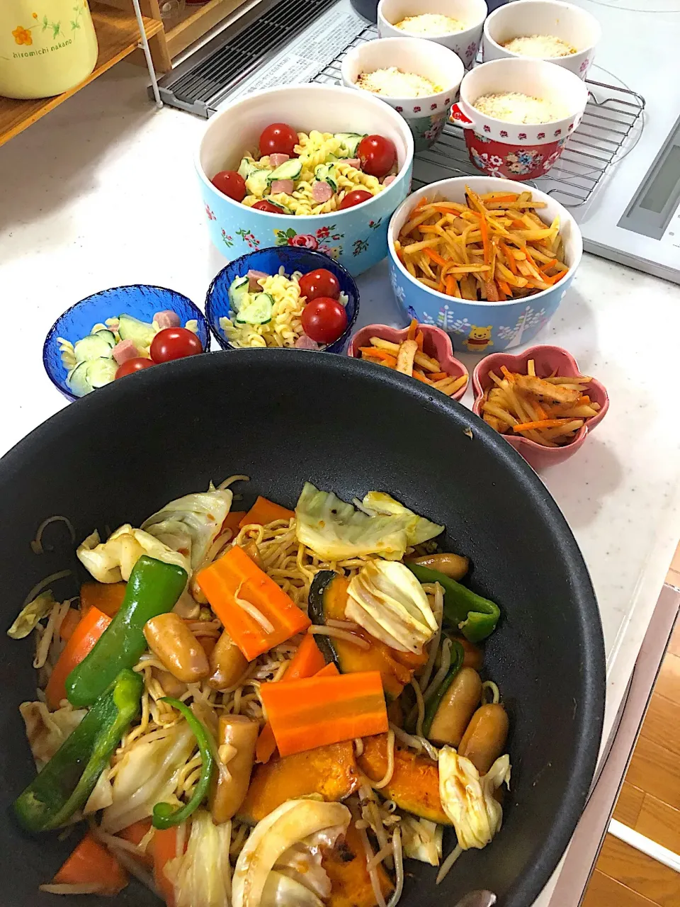 置きご飯  豆腐のキッシュ・マカロニサラダ・ジャガイモきんぴら・焼きそば（自家製バルサミコ酢入り）|ピヨまるさん