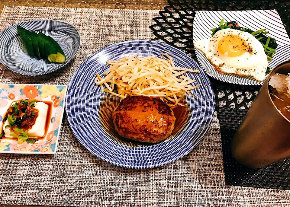 ハンバーグに野菜たっぷり部屋飲み🍺ポッカのレモン酢を使い🍋爽やか簡単味付け 糖質制限ダイエット中|mさん