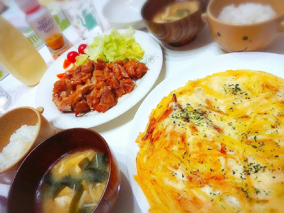 Snapdishの料理写真:夕食(^ー^)
チキンの照り焼き
ジャガイモとチーズのガレット
サラダ(レタス、トマト、茹で卵)
お味噌汁(えのき、油揚げ、ワカメ)|プリン☆さん