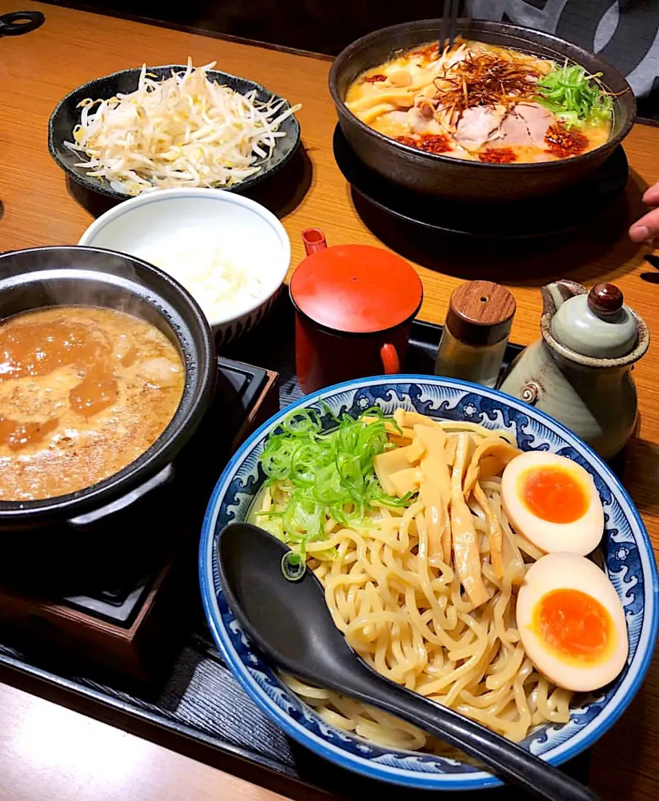 極太つけ麺 節系とんこつ

猫舌にはキツイ煮え滾るつけ汁🤣
極太ゴムの様な半端ない弾力とコシ😂
全然減らない麺💦
噛んでるうちに腹パン😑
半分は旦那さん行き😆|ゆかりさん