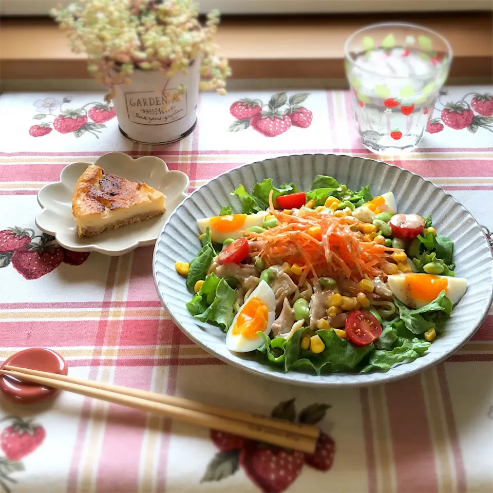 Snapdishの料理写真:ラーメンサラダ&ヨーグルトケーキ🥧。|emi.さん