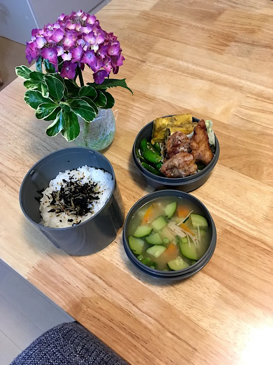 今日の旦那さんお弁当♡
自家製塩麹の唐揚げ
牛しぐれ煮入り卵焼き
ししとうの炒め物
夏野菜のコンソメスープ
ひじきご飯|さくたえさん